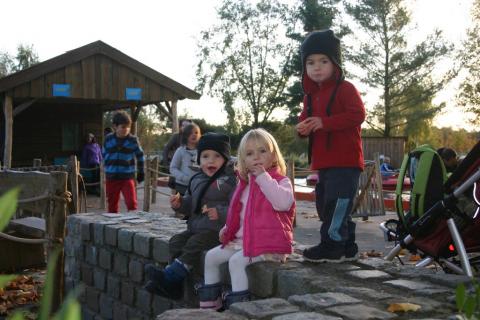 Foto van drie kinderen in hun noppes op Halloween kamp